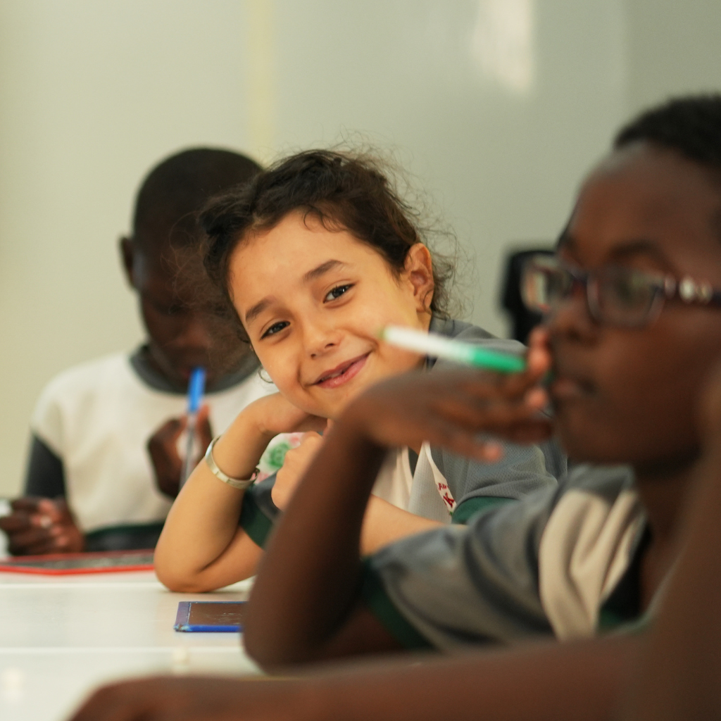Élèves du Groupe Scolaire Kambal en classe, diversité et entraide au travail